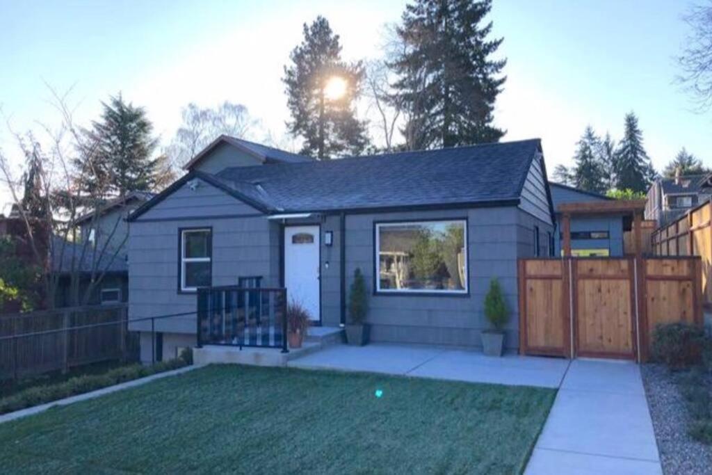 Cozy Crown Hill Carkeek Cottage W/3 Beds, Full Kitchen & Backyard In North Сиатъл Екстериор снимка