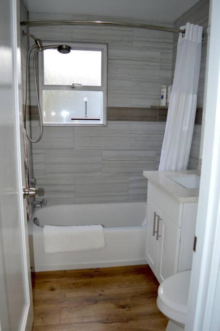 Cozy Crown Hill Carkeek Cottage W/3 Beds, Full Kitchen & Backyard In North Сиатъл Екстериор снимка
